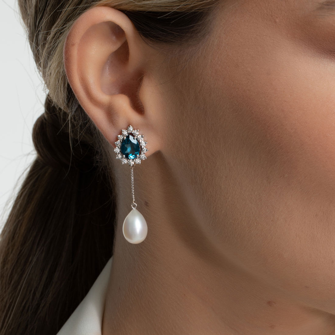 Brincos-versateis-em-ouro-branco-com-topazios-london-diamantes-e-perolas