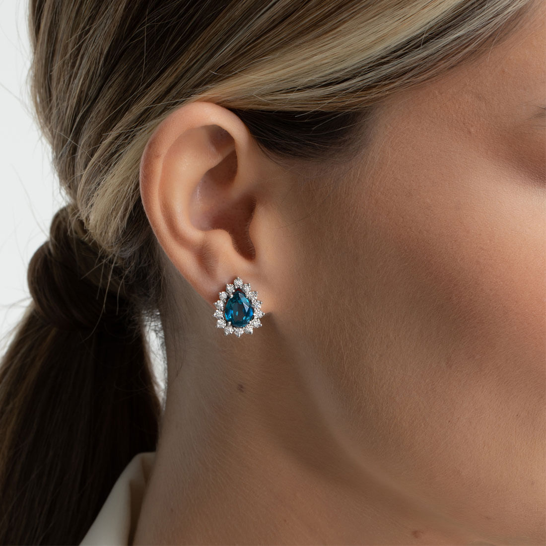 Brincos-versateis-em-ouro-branco-com-topazios-london-diamantes-e-perolas
