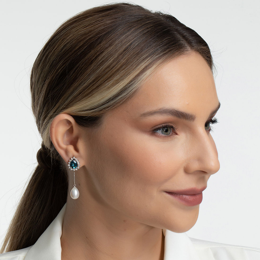 Brincos-versateis-em-ouro-branco-com-topazios-london-diamantes-e-perolas