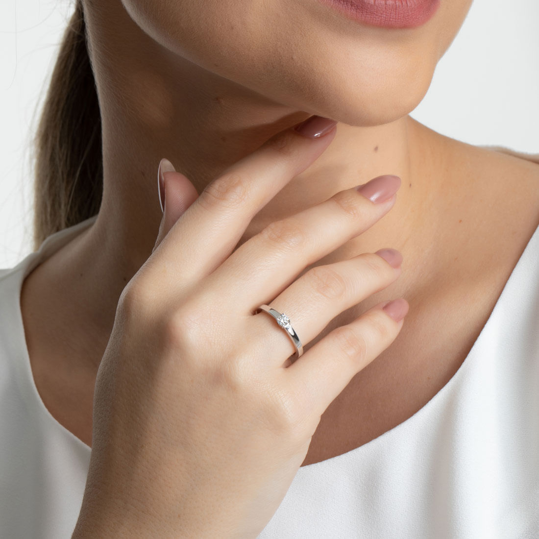 Anel-solitario-em-ouro-branco-com-diamante