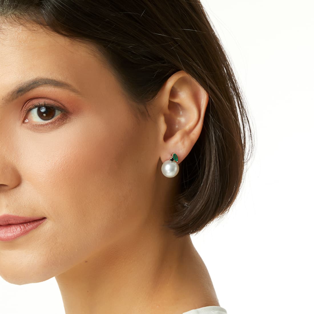 Brincos-de-perolas-south-sea-com-diamantes-black-esmeraldas-em-ouro-branco