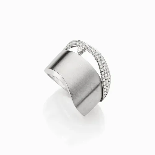 Anel em ouro branco com diamantes