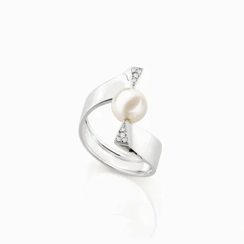 Anel em ouro branco com diamantes e pérola