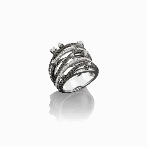 Anel de ouro branco com diamantes.