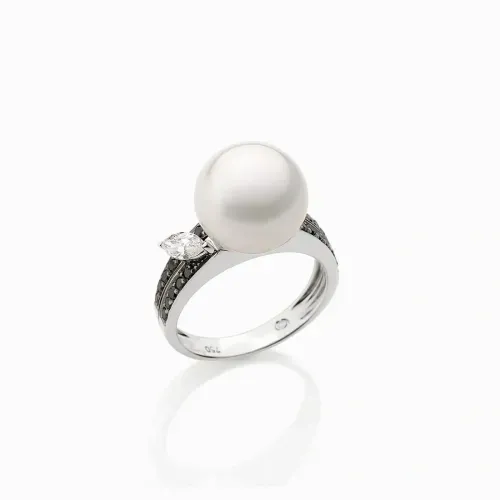 Anel em ouro branco com diamantes e pérola