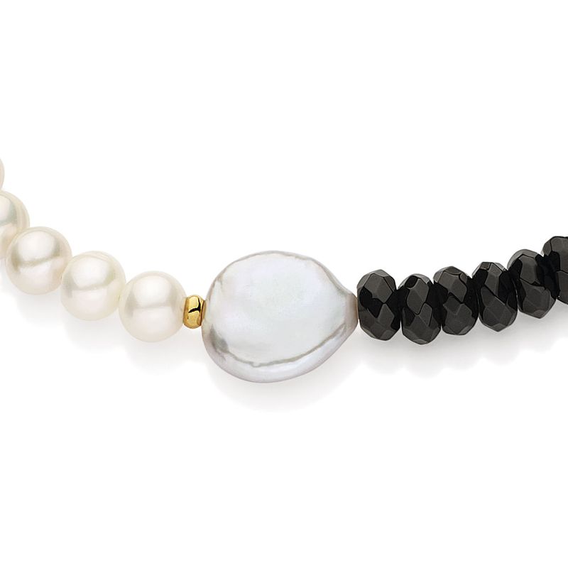 Detalhe-da-pulseira-de-perolas-com-ouro-amarelo-e-pedras-naturais